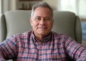 Happy middle-aged man giving a thumbs-up after experiencing improved prostate health with Flow Care PRO
